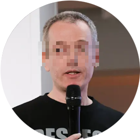 Portrait de Sylvain Deauré, volontairement flouté en partie avec Floutt